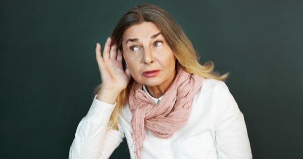 donna mano orecchio sentire meglio