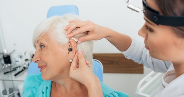 Apparecchi acustici: quali benefici per gli anziani? - Euroson