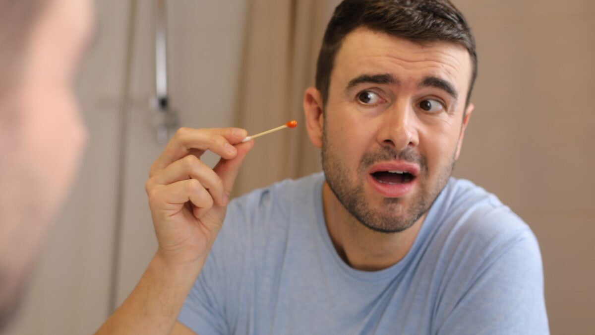 uomo trova tracce sangue cotton fioc