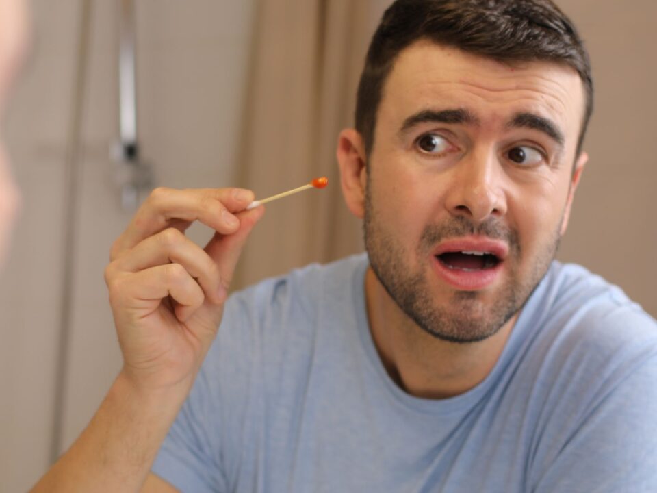 uomo trova tracce sangue cotton fioc