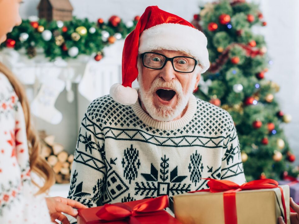 Regali di Natale per chi porta gli apparecchi acustici